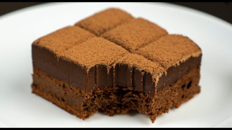 Questo semplice gesto trasforma 4 ingredienti in una torta al cioccolato mozzafiato…
