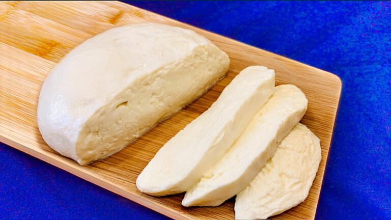 Questo semplice gesto trasforma il latte in mozzarella fresca in soli 30 minuti…