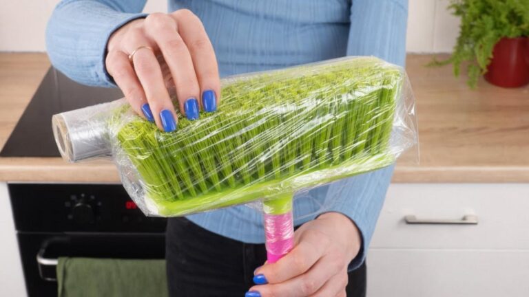 Scopri come un semplice involucro di plastica trasforma la tua scopa…