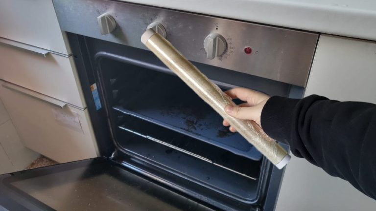Il trucco per rimuovere la sporcizia più ostinata dal forno in pochi minuti