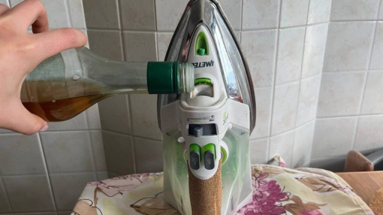 Il trucco per stirare perfettamente: aggiungi una goccia di aceto!