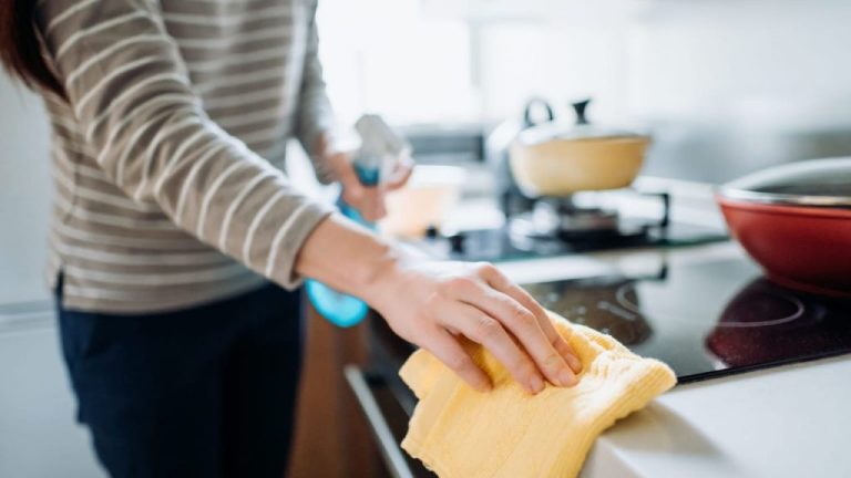 Il trucco per pulire il trucco delle donne e far brillare la cucina in pochi secondi