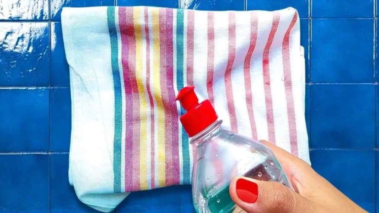 Versa l’aceto su un tovagliolo per risolvere questo problema comune