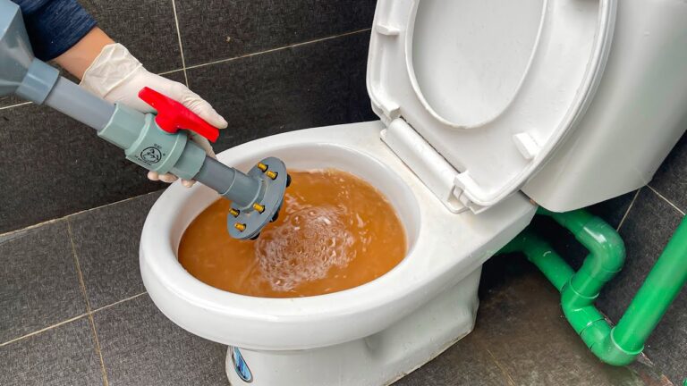 Scopri 5 trucchi geniali per disotturare il WC con materiali improvvisati!