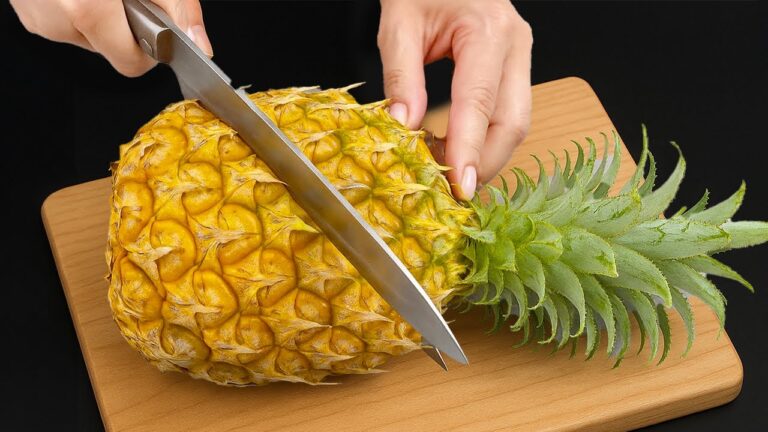 Taglia l’ananas in 3 semplici mosse senza sbucciarlo o togliere gli occhi!
