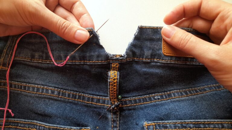 Risolvi i jeans stretti in 2 minuti con questo trucco geniale!